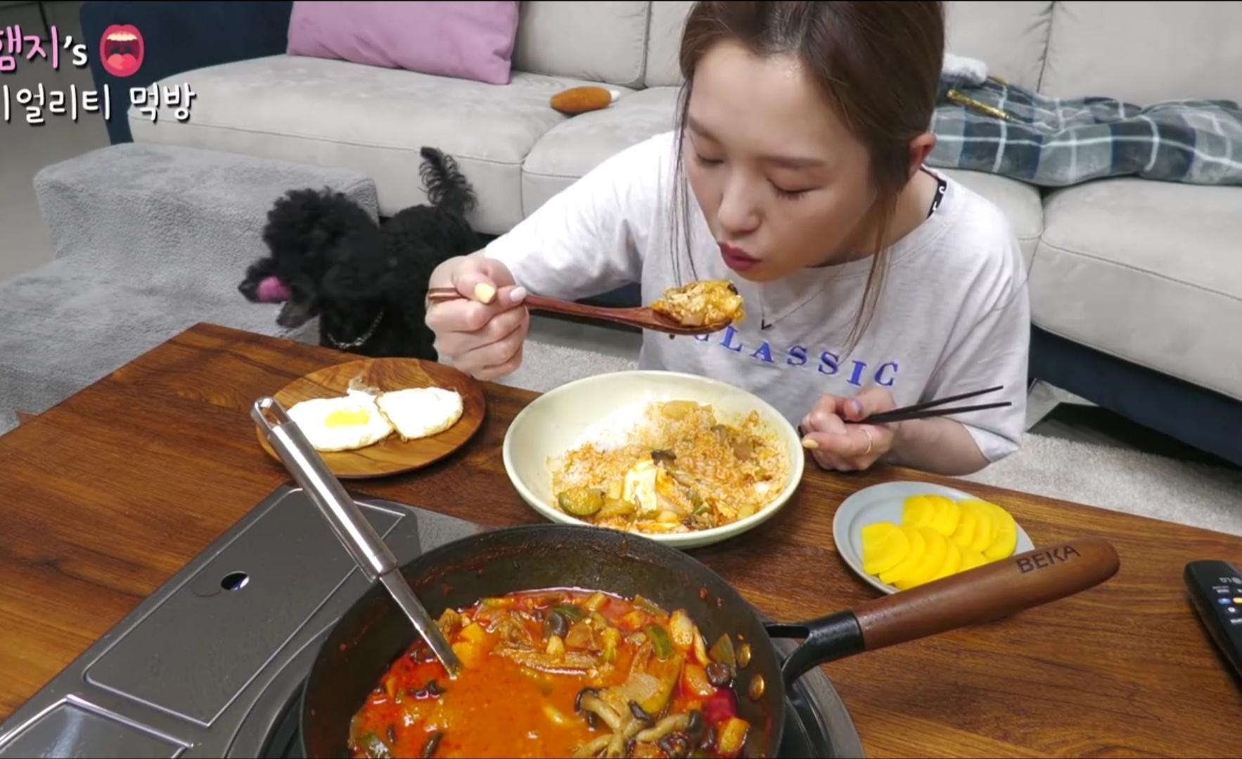 辱华吃播网红Hamzy改名回归，删评论拉黑网友，脸皮太厚