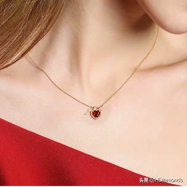 适合春夏的贵气感首饰,多彩首饰点缀细节不经意的时尚感