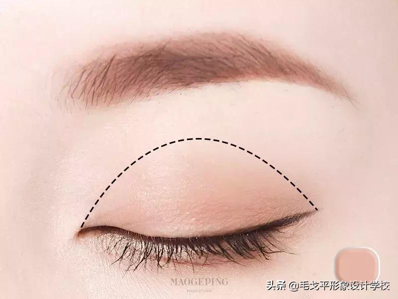 眼妆怎么画显大又干净的眼影颜色,怎样用四种颜色眼影画出酷的眼妆