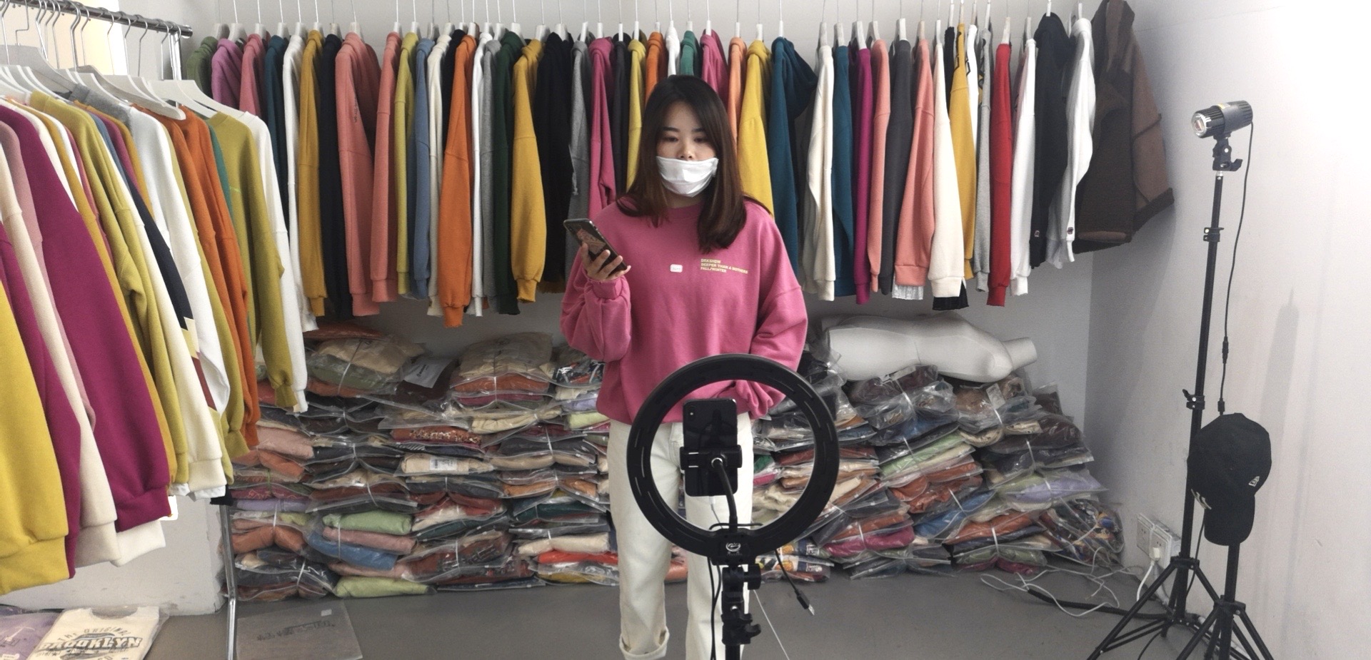 杭州四季青韩货店的“致命30天”：韩国生意暂停，一个月损失15万，靠直播救命