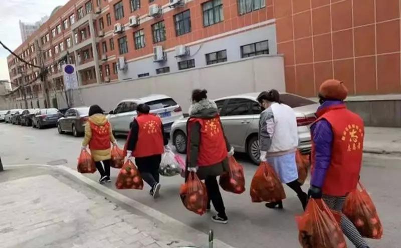 社区党员干部志愿者助力疫情防控,社区吹哨党员助力疫情