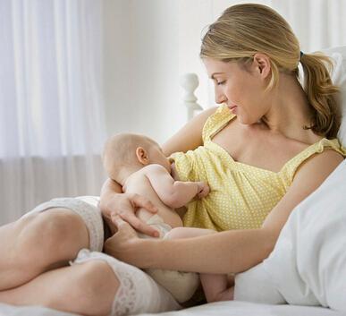 宝宝每次吃奶多长时间合适,吃奶间隔时间从吃奶算还是吃完算