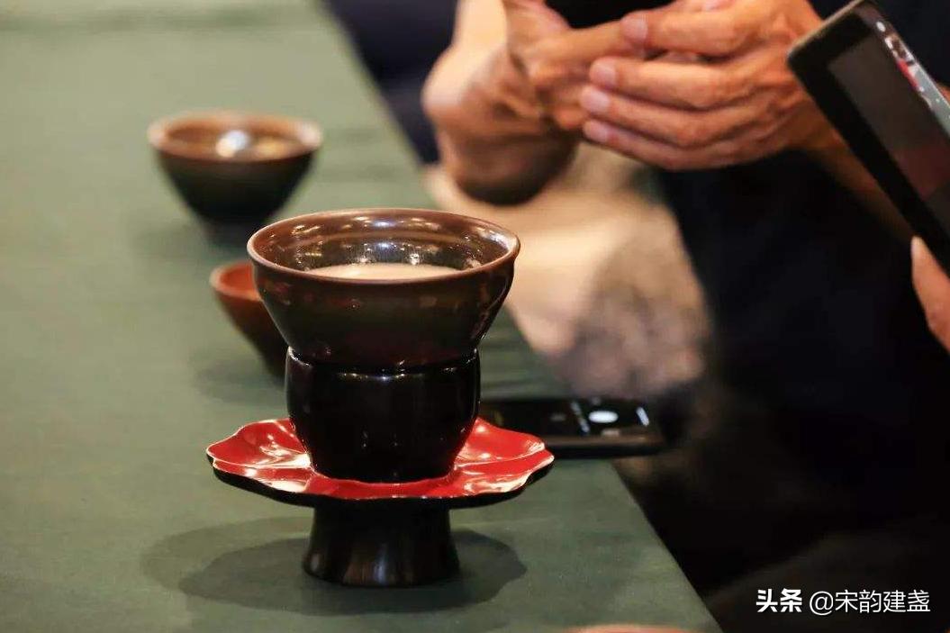 建盏喝茶时间长了建盏有变化吗,用建盏喝茶的好处和坏处