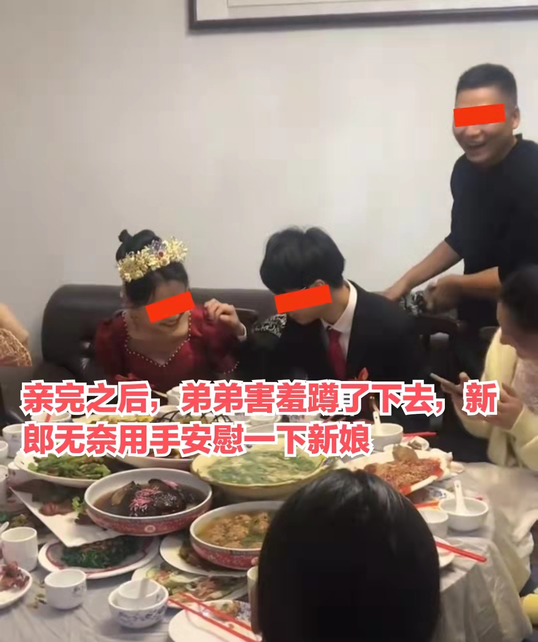 江苏宿迁，男子婚礼堂席，小男孩无奈被恶搞，新娘脸红了