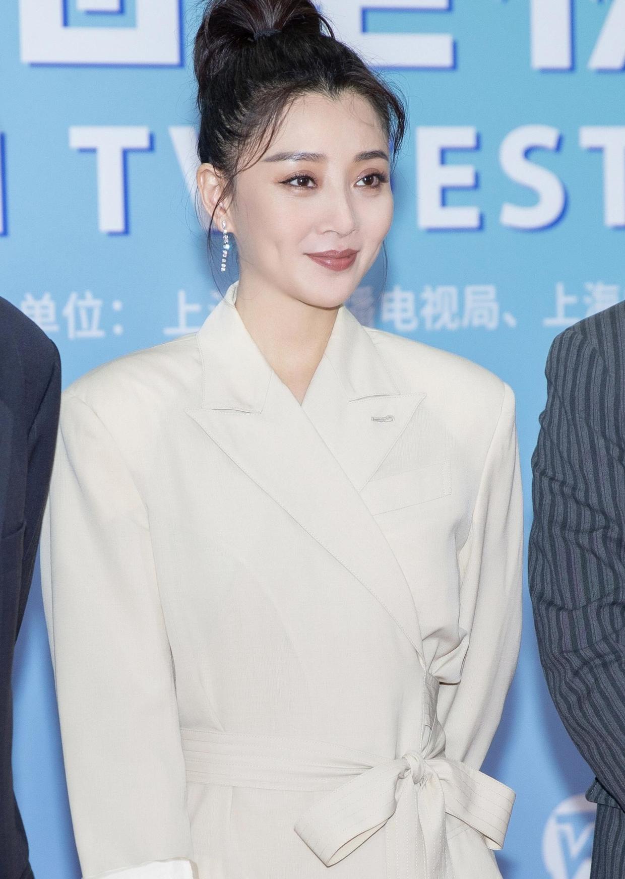 殷桃的精致干练穿搭,殷桃穿搭夏天气质上衣照片