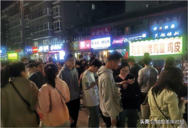 河南豪爽大姐摆摊卖小吃,河南小伙摆摊卖小吃12元一份