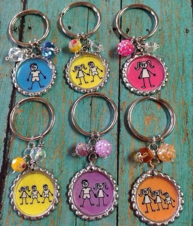 用啤酒的瓶盖怎么做成玩具,六个瓶盖可以做什么手工玩具