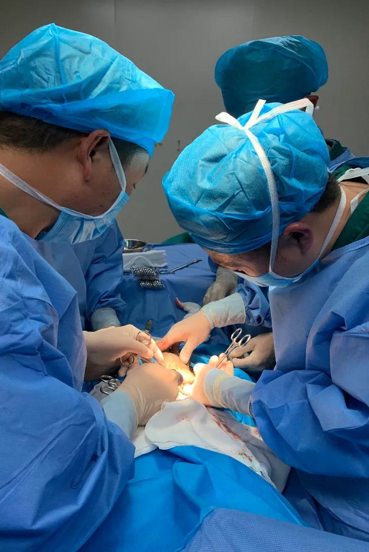 摘除“足球”大的嵌顿疝成都市第二人民医院驻炉霍医疗队成功实施手术