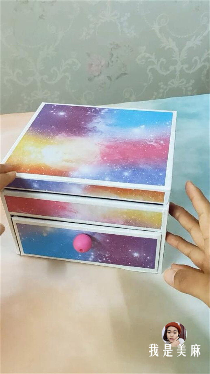 宝宝玩具用纸箱收纳,妈妈拿纸箱做玩具