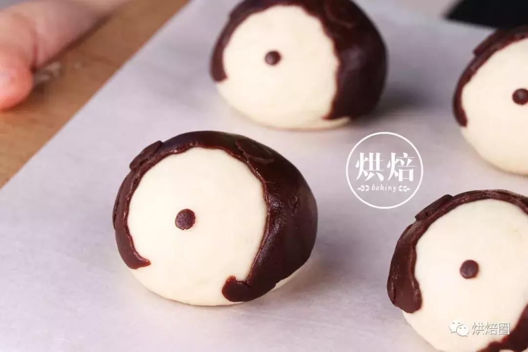 像这样把饼干皮覆在面包上就能烤出一大波孩子都爱的刺猬面包~