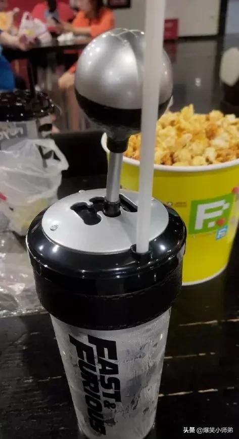 穿恨天高坐地铁的社死现场，两位男士都不忍看这次“崴脚表演”