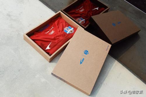 足球新换球衣的球队,中国客家足球俱乐部