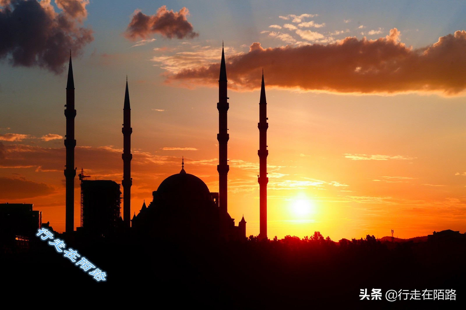 世俗化的车臣穆斯林：不戴头巾还能喝酒，交警都要配AK47