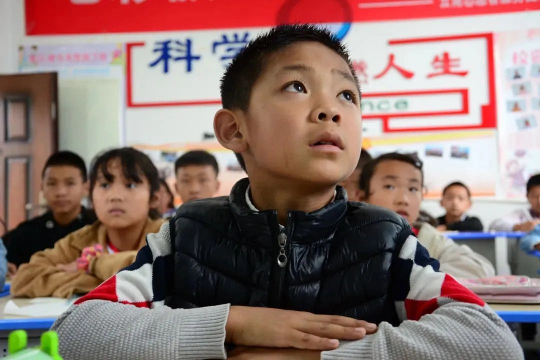 这个暑假，这群临时家长走进大山深处为爱增色