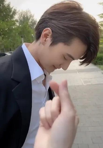 秀恩爱让人烦的明星夫妻,娱乐圈夫妻秀恩爱是常态