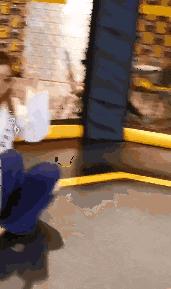 搞笑gif跟着妹子的节拍摇起来,敲锣打鼓甩头搞笑gif