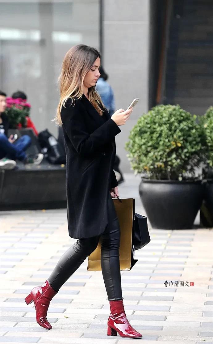 街拍穿天蓝色高筒靴的美女,蓝色过膝靴女生街拍