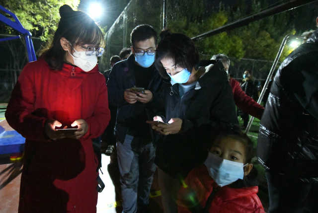 成都市民排队连夜核酸检测,银川今天要全员核酸检测吗