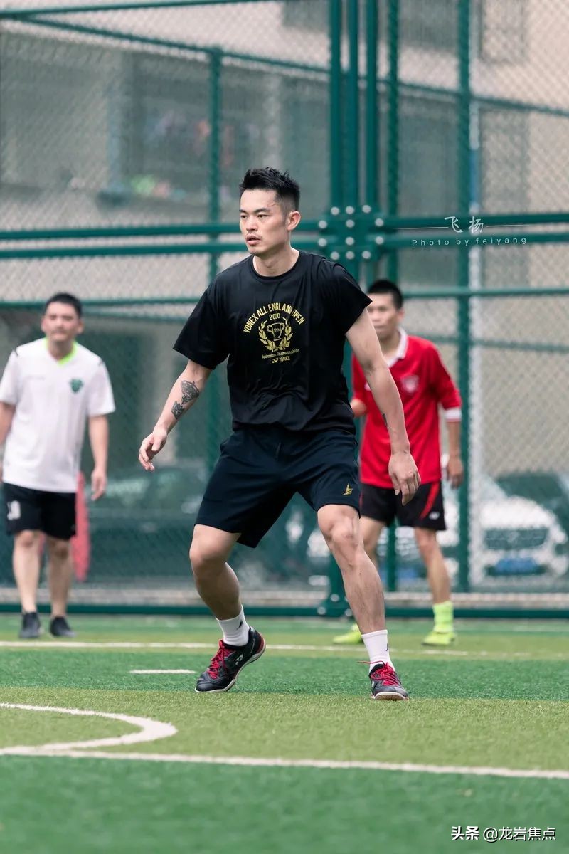 林丹脚踢球,林丹回到球场赢了