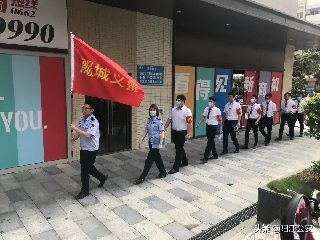 警民共筑连心桥携手保平安,社区警务室与社区共同开展工作