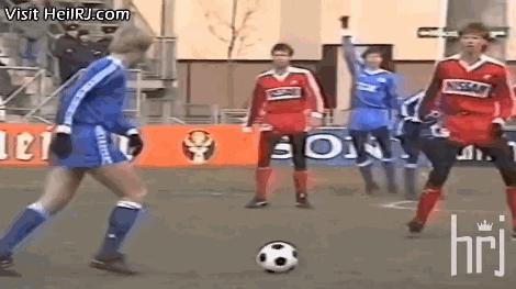 支点中锋踢前腰,足球支点中锋的位置和打法