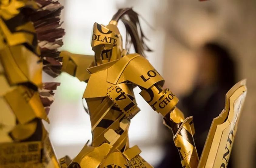 小哥用废纸盒惊艳27万人，跟他一比，我简直是手残