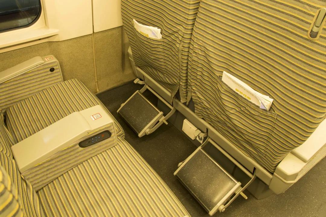 动车上有小桌板吗,动车上的小桌板怎么弄