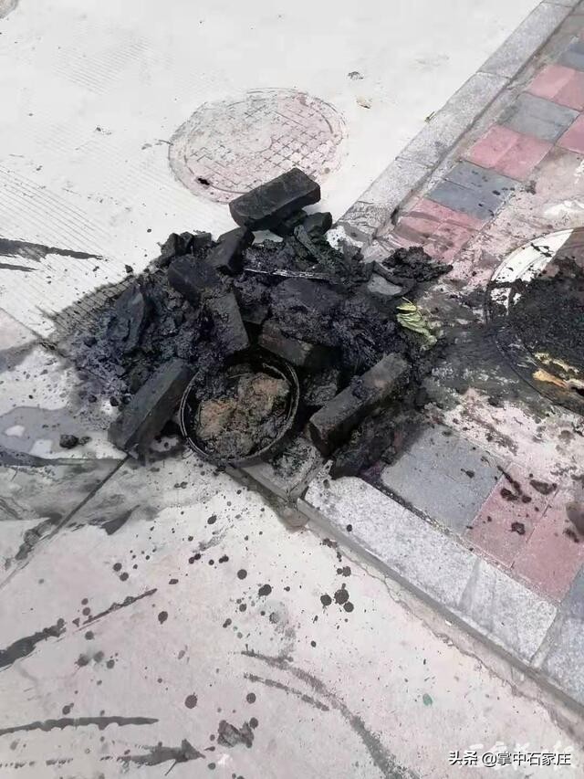 柳州一小区化粪池污水横流,住宅楼排污化粪池堵塞