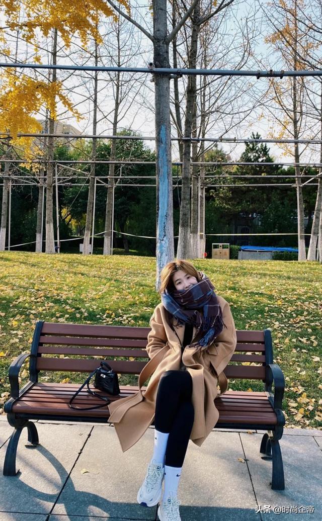 最近爆火的鲨鱼裤这样穿更时髦,今年流行的鲨鱼裤保暖