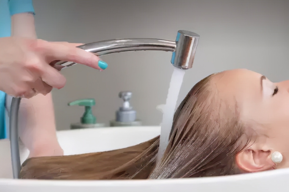 假发可烫染全头,真人假发可以用药水拉直吗