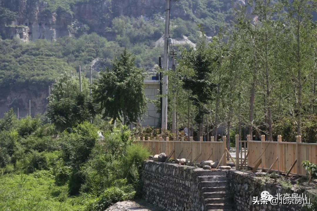 废弃的矿山正在改导致为一座公园,废弃矿坑改导致美丽公园