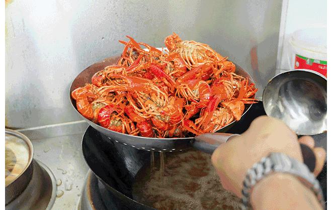 在被摆上餐桌之前，小龙虾也曾让世界人民倍感绝望（菲李漫画）