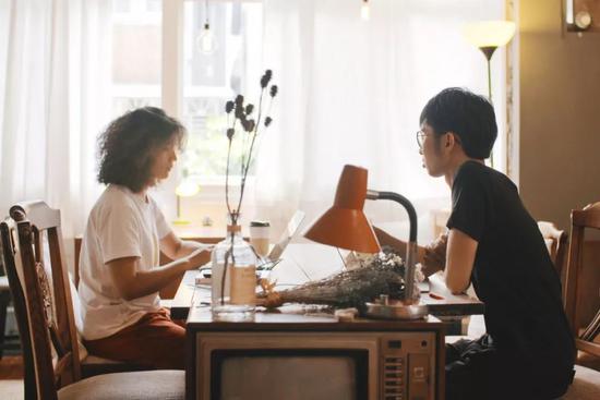 两个陌生人合租一栋楼,一对男女在陌生城市合租