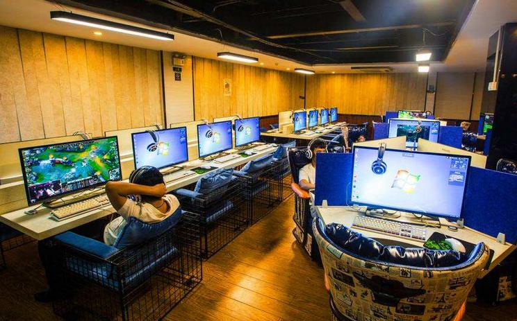 10000元的电脑主机比网咖好太多！每年给我省下一万块钱