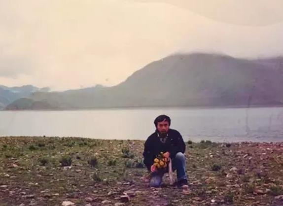 海子25岁自杀后，留下5封遗书，都有写道：我的死，是他俩导致的