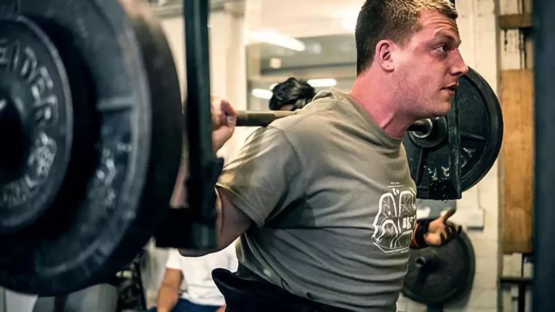 深蹲不超过10秒,深蹲不到100kg