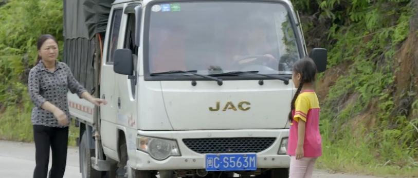 五十岁穷苦老汉24年前收养女弃婴,穷困老汉蹬三轮养了十二年的弃婴