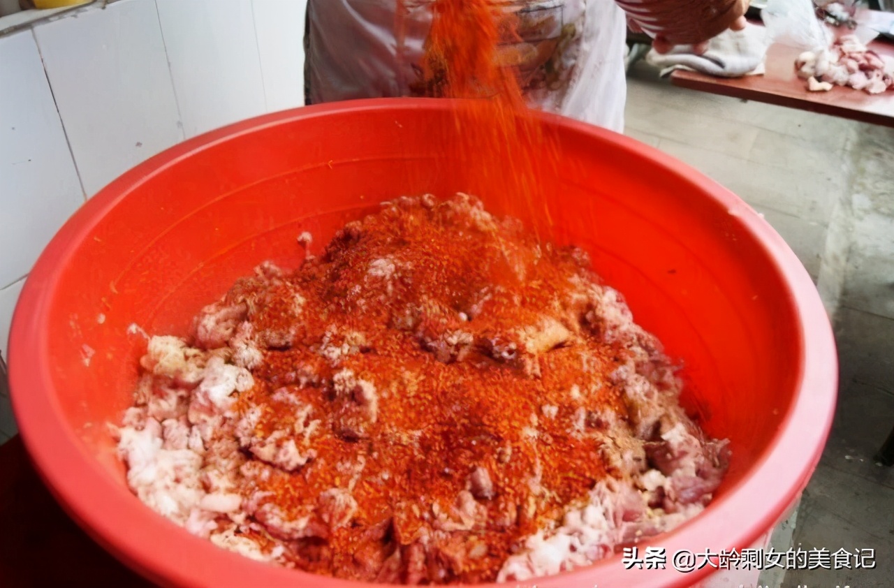 灌10斤肉的香肠需多少盐和花椒粉,一斤肉放0.22的盐灌香肠咸不咸