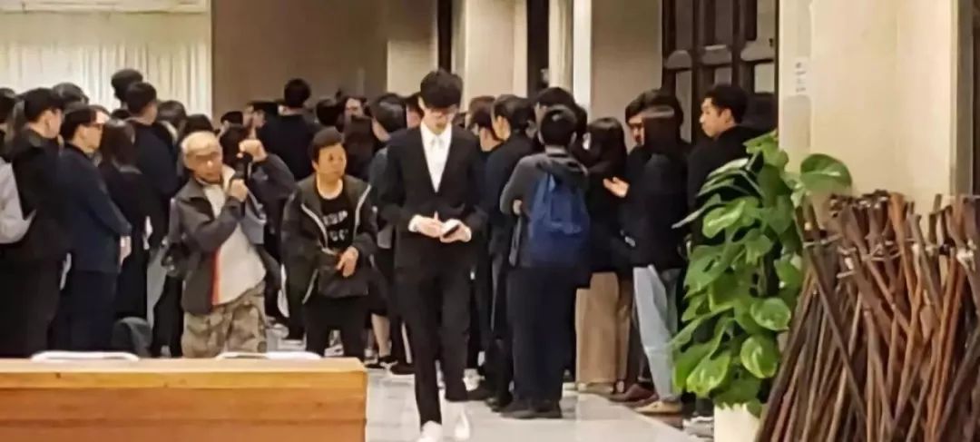 香港影星去世扶棺 (香港老艺人过世出殡)