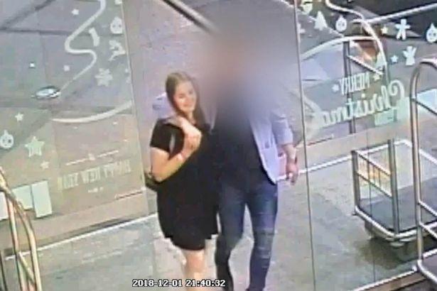 英22岁女子密约男友死亡，男友拍下七张私密尸照，称豪情窒息致死