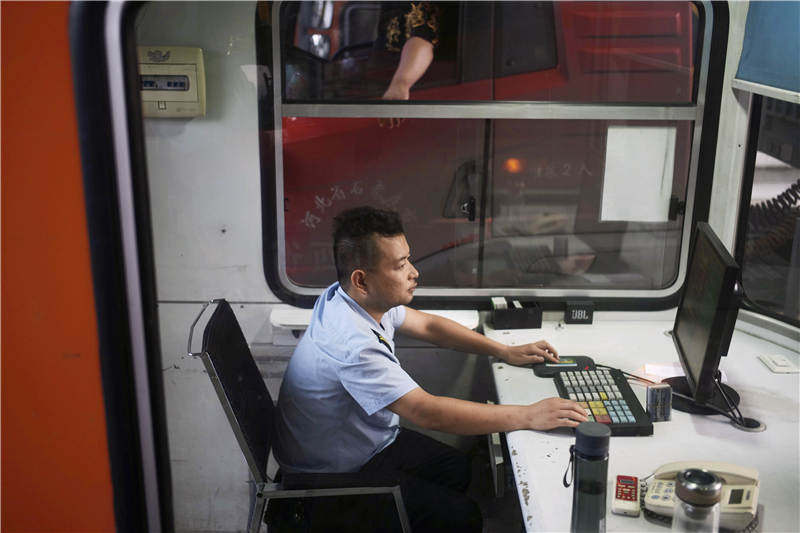 从煤炭价格“*轨双**制”结束后的一夜暴富，到“煤改”后的变故，山西煤运货车司机见证了足够戏剧性的一幕幕