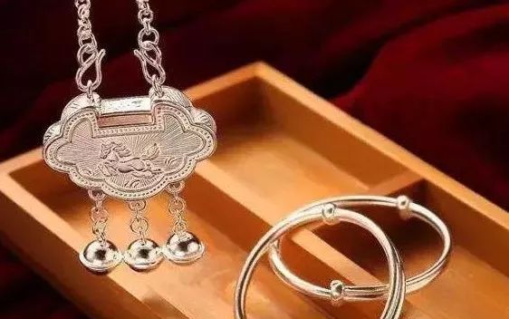 金锁银锁有什么讲究,平安锁怎么戴才好看