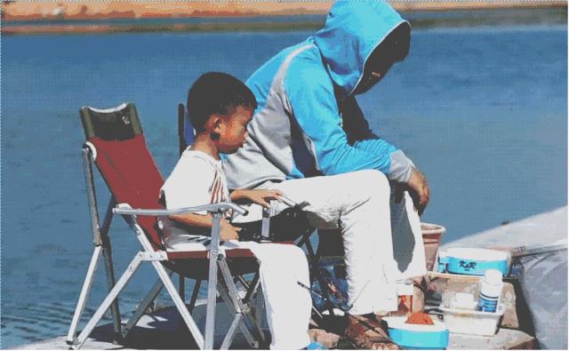 这个40岁大叔为钓鱼租下一座岛，改造破屋成海景房！