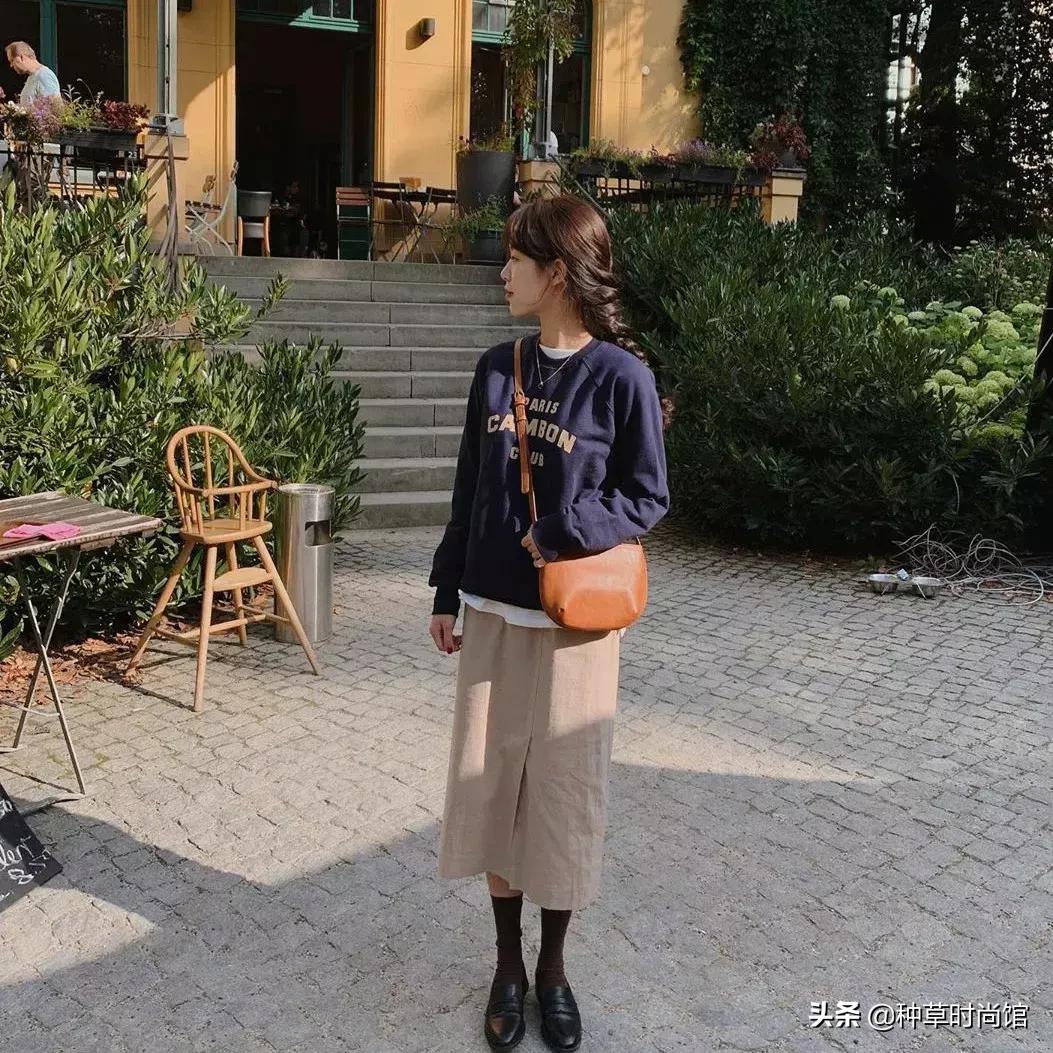 人手一件的卫衣怎么穿才时髦高级,女孩穿什么颜色卫衣洋气