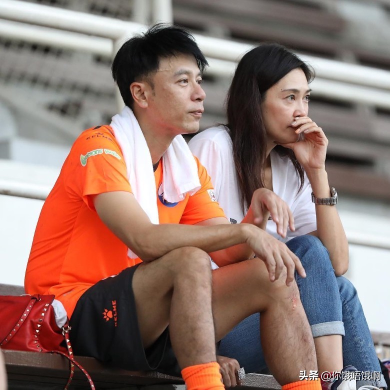 李克勤在足球场受伤连续发文炮轰对手网友：现场粗口教学