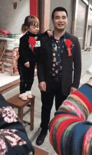 这只鹦鹉一直以为他是一只猴，所以每天都在重复做这个动作