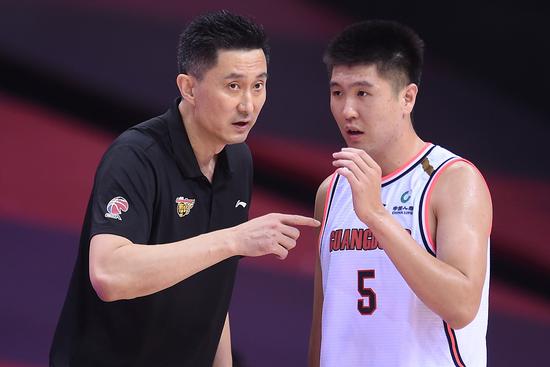 比阿日还狠！北京队长脚踩广东奇兵要害，后者面容痛苦裁判没反应