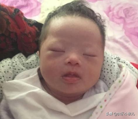 新生宝宝是断掌，奶奶说是富贵的象征，医生的话让妈妈悔恨不已
