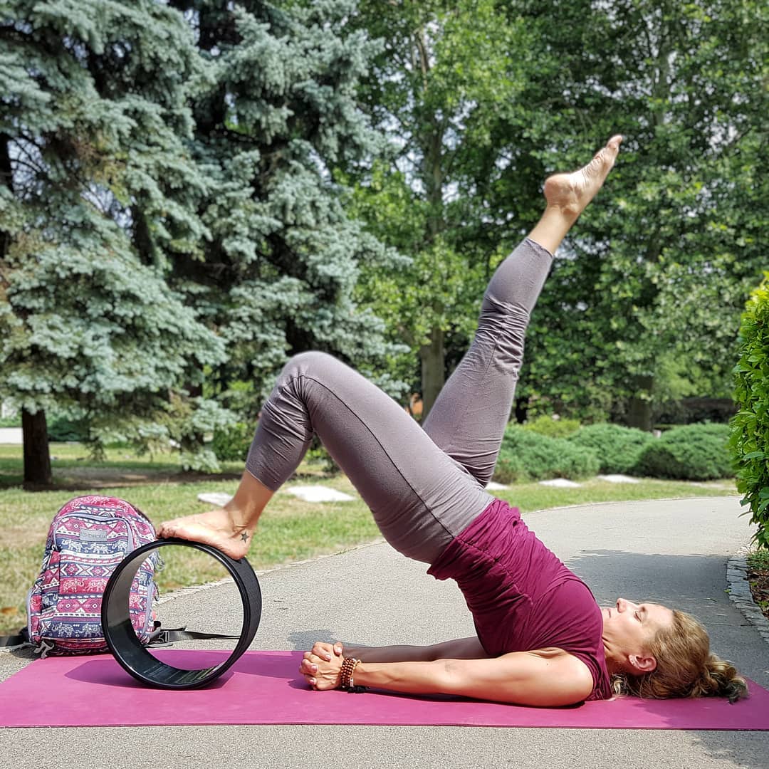 零基础怎么用瑜伽轮,瑜伽轮锻炼方法图解