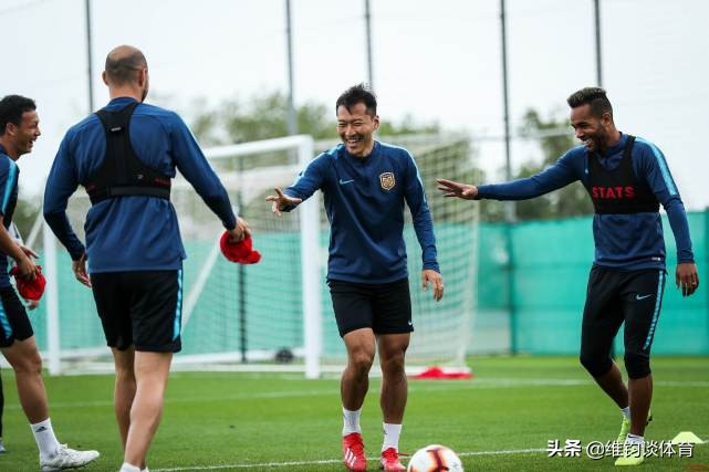 吴曦足球袜,吴曦采访提到卡达尔